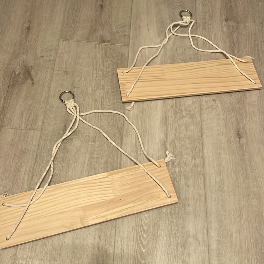 2 Hanging Shelves